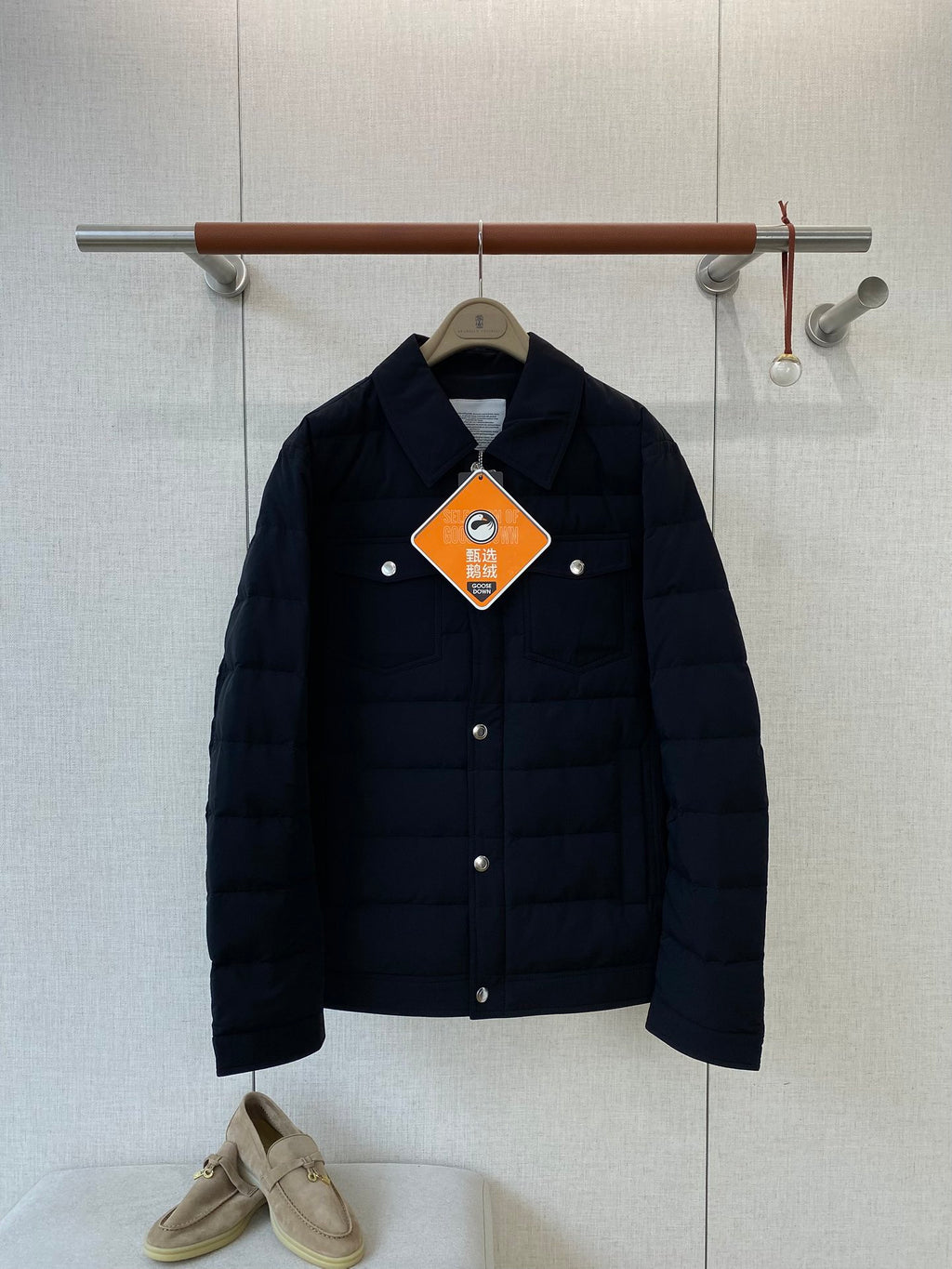 Brunello Cucinelli Steppjacke in Dunkelblau mit Druckknöpfen und Brusttaschen