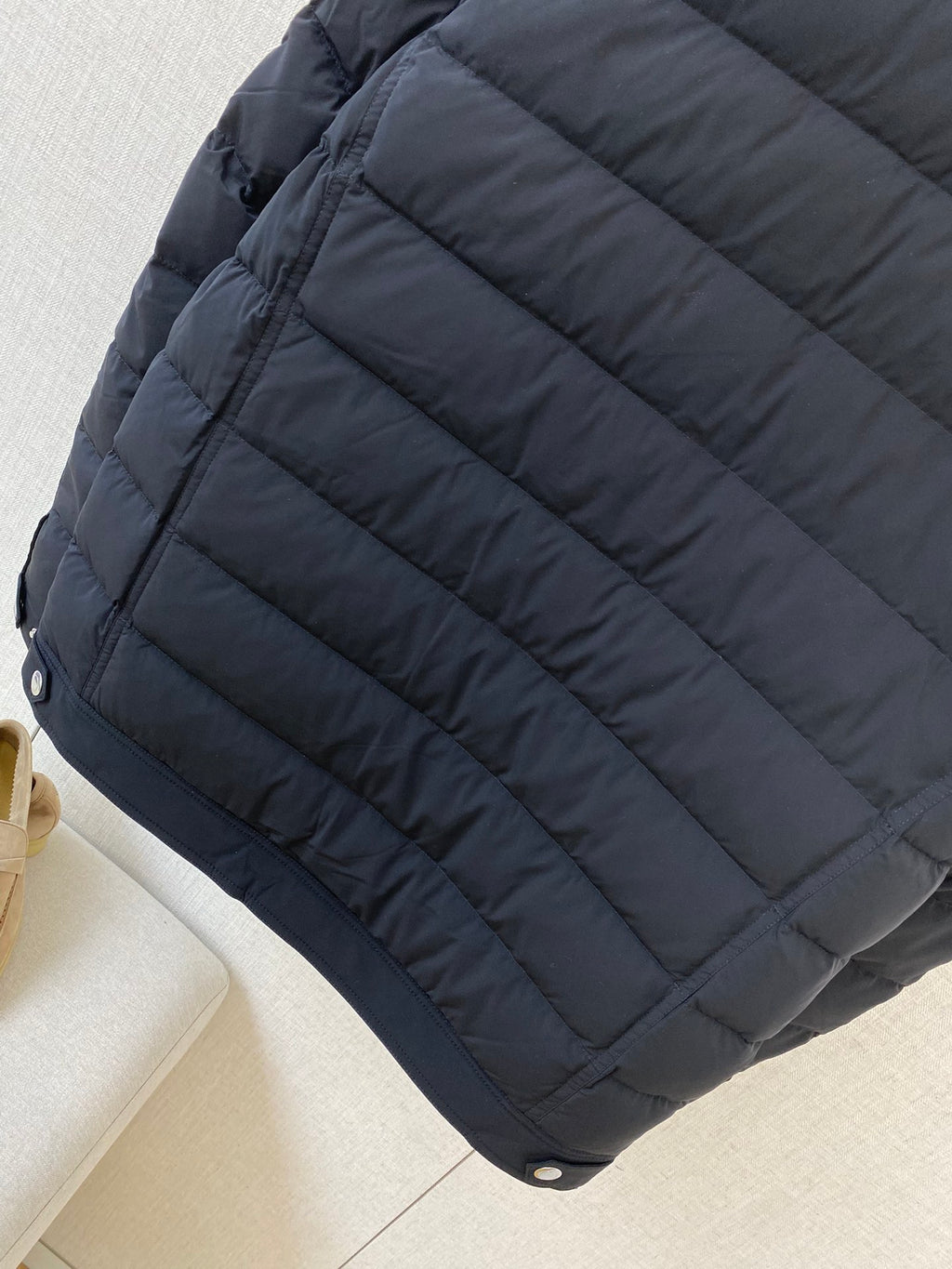Brunello Cucinelli Steppjacke in Dunkelblau mit Druckknöpfen und Brusttaschen