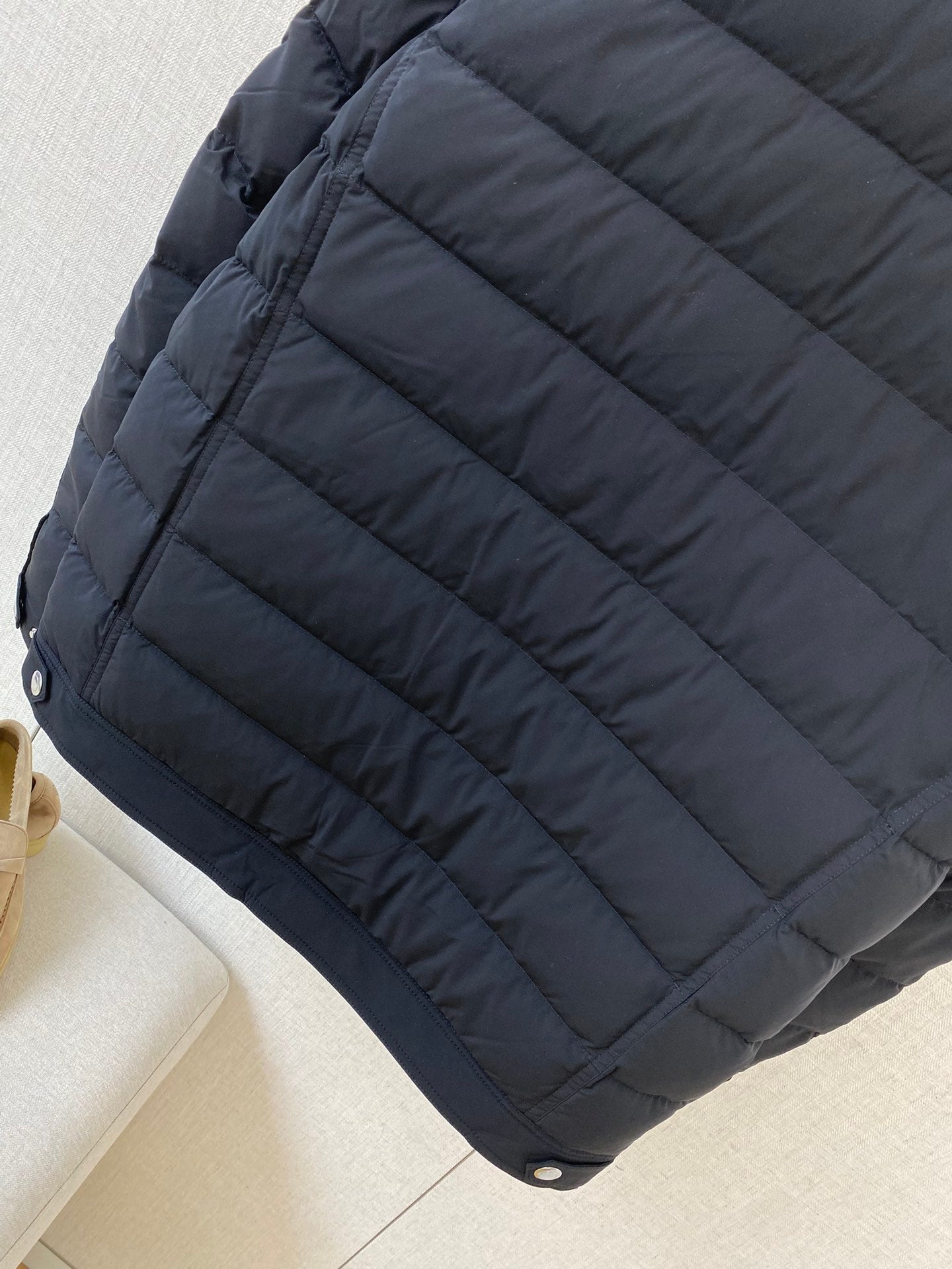 Brunello Cucinelli Steppjacke in Dunkelblau mit Druckknöpfen und Brusttaschen