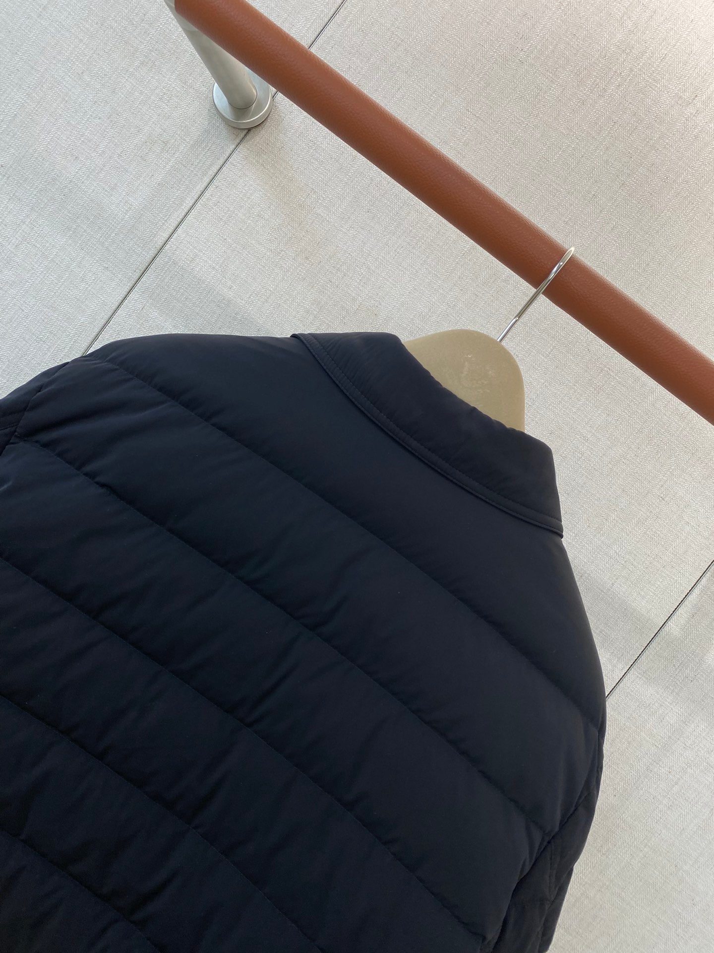 Brunello Cucinelli Steppjacke in Dunkelblau mit Druckknöpfen und Brusttaschen