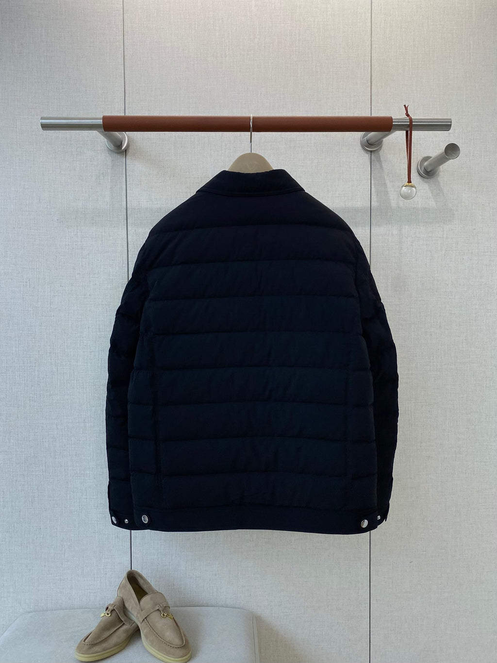 Brunello Cucinelli Steppjacke in Dunkelblau mit Druckknöpfen und Brusttaschen