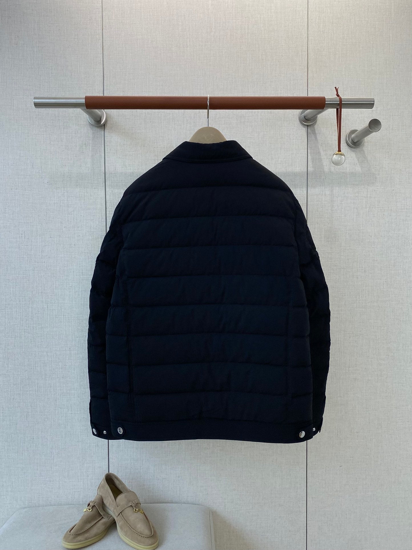 Brunello Cucinelli Steppjacke in Dunkelblau mit Druckknöpfen und Brusttaschen