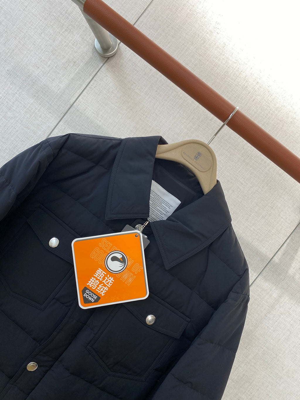 Brunello Cucinelli Steppjacke in Dunkelblau mit Druckknöpfen und Brusttaschen