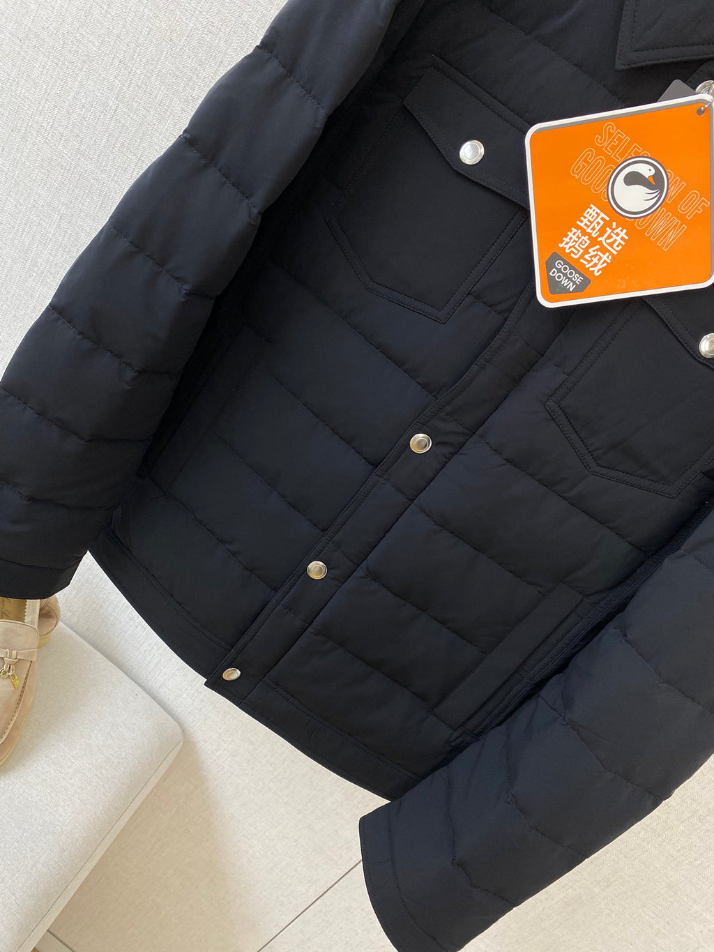 Brunello Cucinelli Steppjacke in Dunkelblau mit Druckknöpfen und Brusttaschen