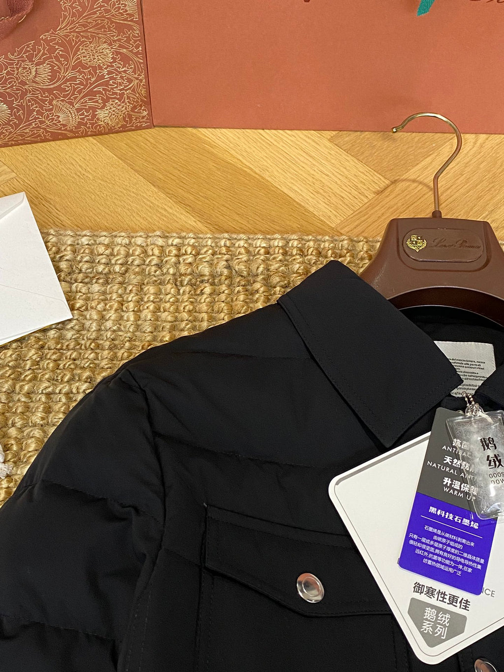 Brunello Cucinelli Steppjacke in Dunkelblau mit Druckknöpfen und Brusttaschen