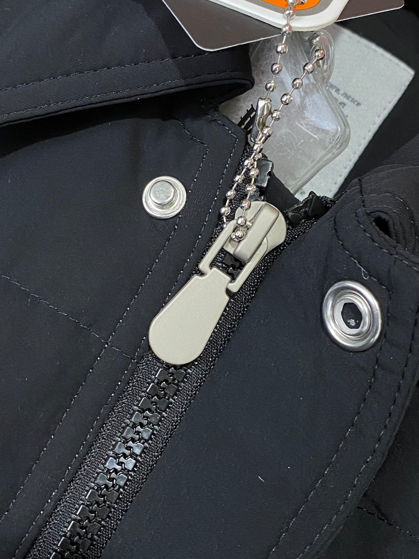 Brunello Cucinelli Steppjacke in Dunkelblau mit Druckknöpfen und Brusttaschen