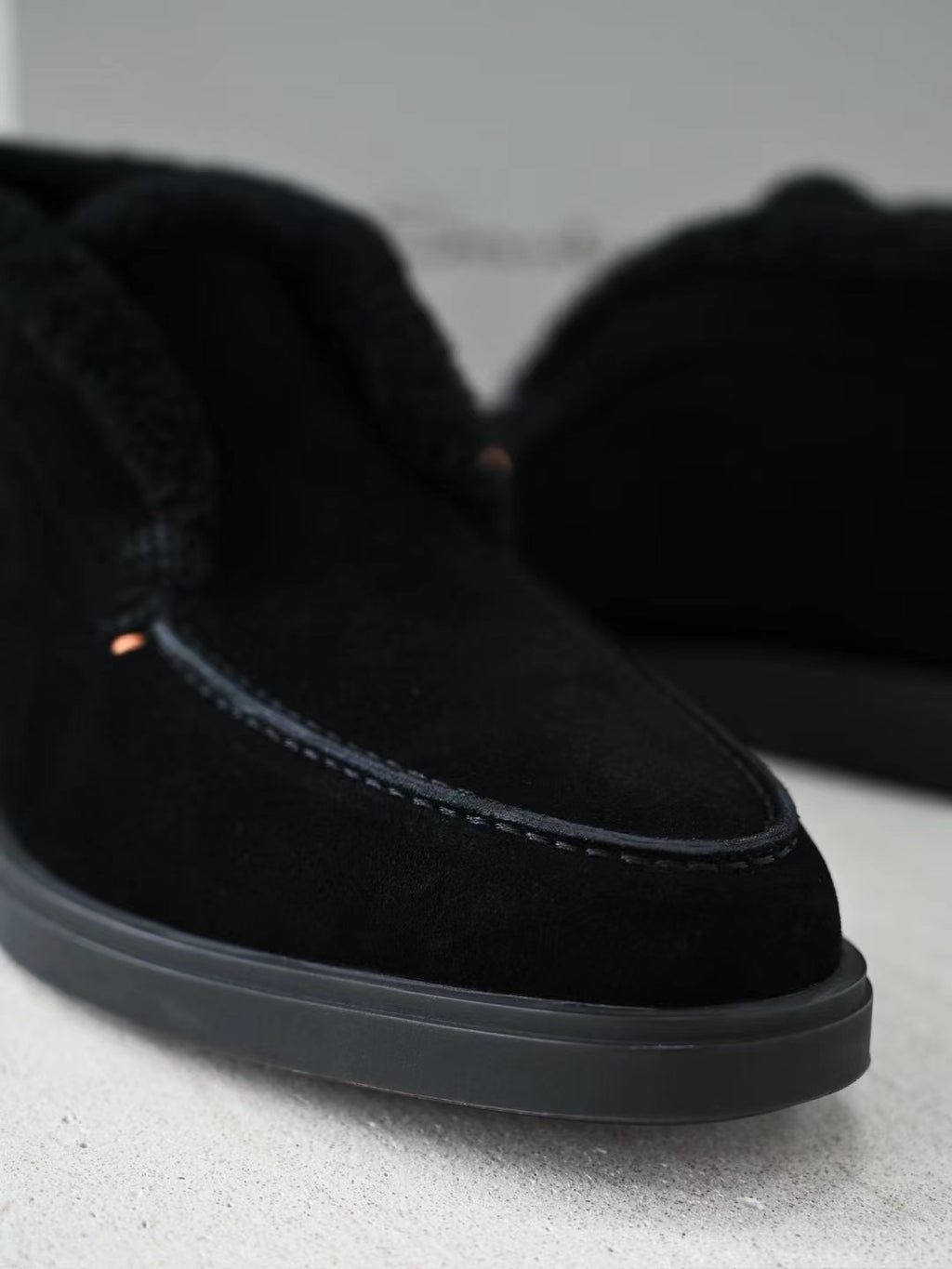 Santoni Herren Mokassin-Boots aus schwarzem Veloursleder mit Lammfellfutter