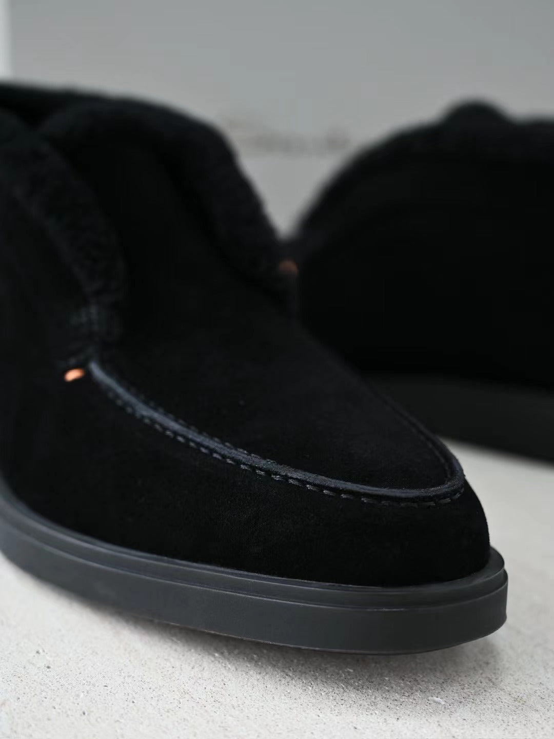 Santoni Herren Mokassin-Boots aus schwarzem Veloursleder mit Lammfellfutter