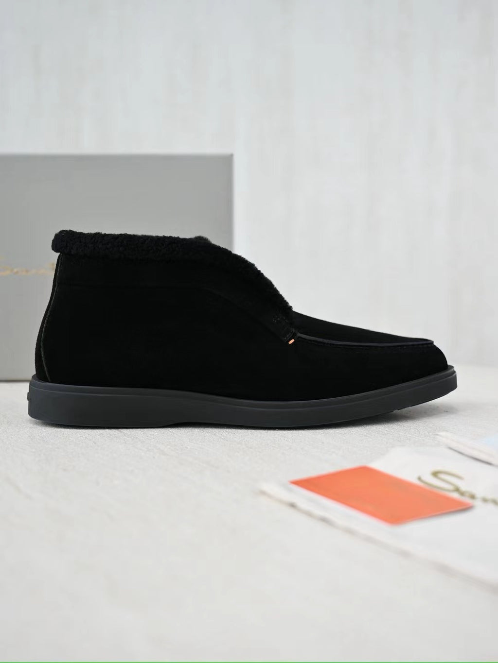 Santoni Herren Mokassin-Boots aus schwarzem Veloursleder mit warmem Lammfellfutter