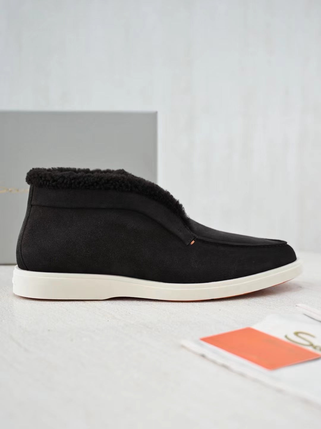 Santoni Herren Mokassin-Boots aus schwarzem Veloursleder mit warmem Lammfellfutter