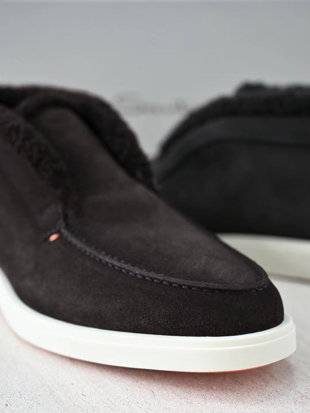 Santoni Herren Mokassin-Boots aus schwarzem Veloursleder mit warmem Lammfellfutter