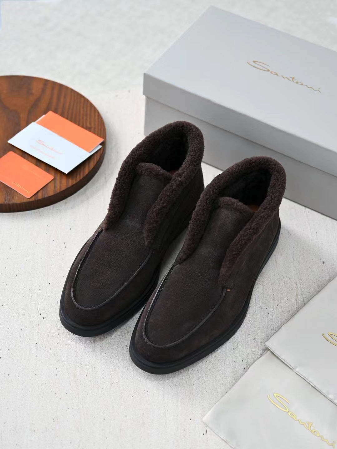 Santoni Herren Mokassin-Boots aus dunkelbraunem Veloursleder mit warmem Lammfellfutter
