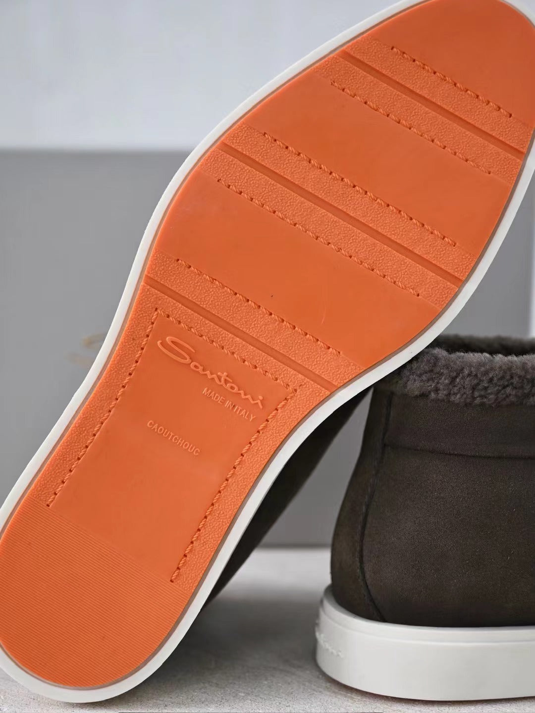 Santoni Herren Mokassin-Boots aus dunkelbraunem Veloursleder mit Lammfellfutter und weißer Gummisohle