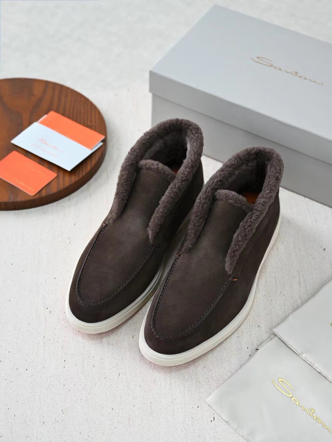 Santoni Herren Mokassin-Boots aus dunkelbraunem Veloursleder mit Lammfellfutter und weißer Gummisohle