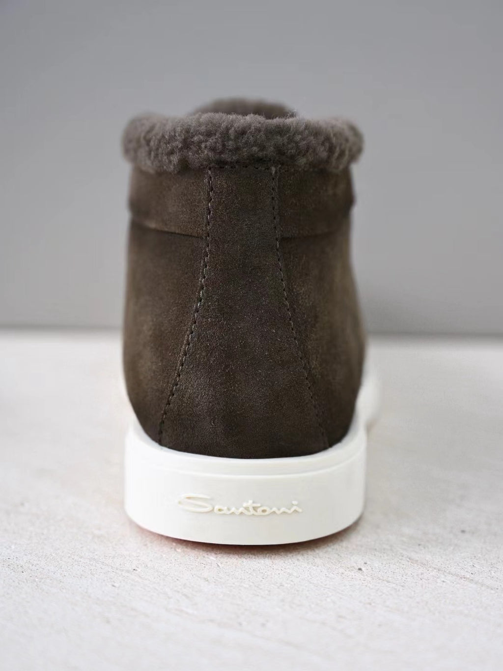 Santoni Herren Mokassin-Boots aus dunkelbraunem Veloursleder mit Lammfellfutter und weißer Gummisohle