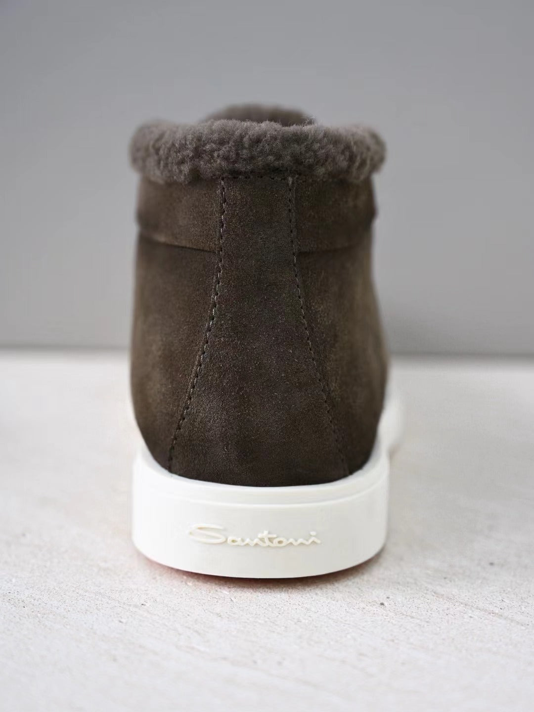 Santoni Herren Mokassin-Boots aus dunkelbraunem Veloursleder mit Lammfellfutter und weißer Gummisohle