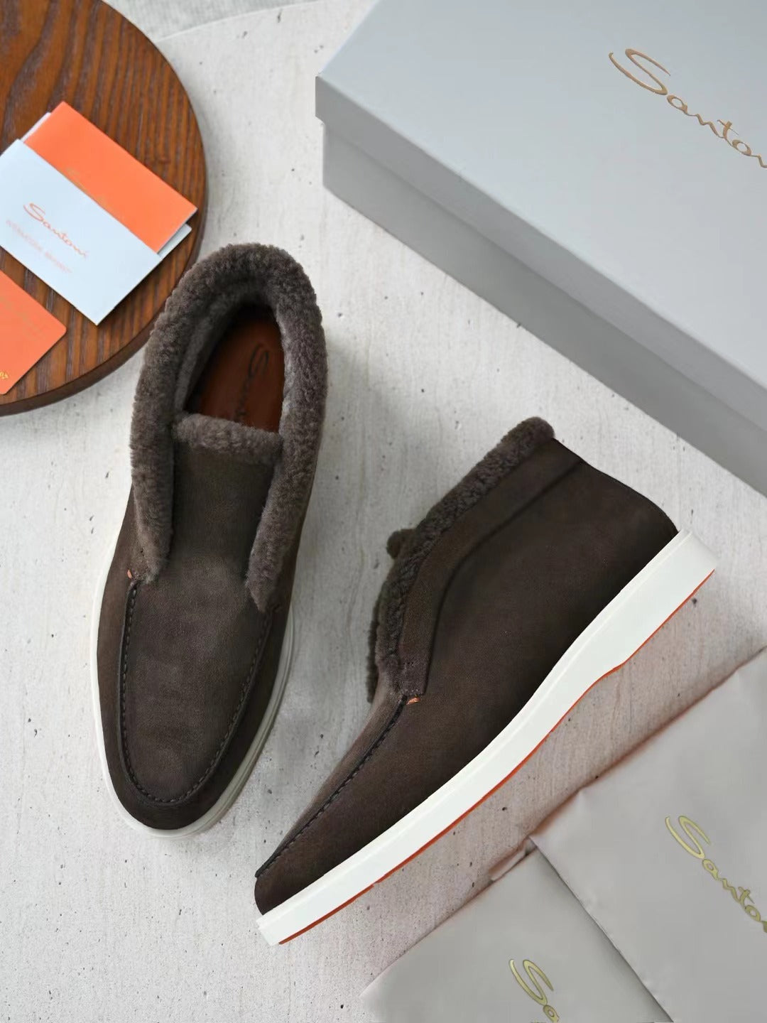 Santoni Herren Mokassin-Boots aus dunkelbraunem Veloursleder mit Lammfellfutter und weißer Gummisohle