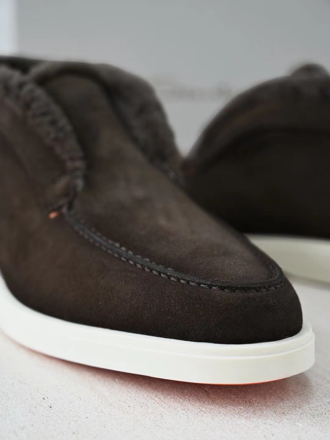 Santoni Herren Mokassin-Boots aus dunkelbraunem Veloursleder mit Lammfellfutter und weißer Gummisohle