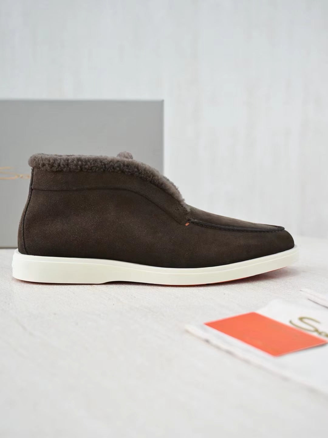 Santoni Herren Mokassin-Boots aus dunkelbraunem Veloursleder mit Lammfellfutter und weißer Gummisohle