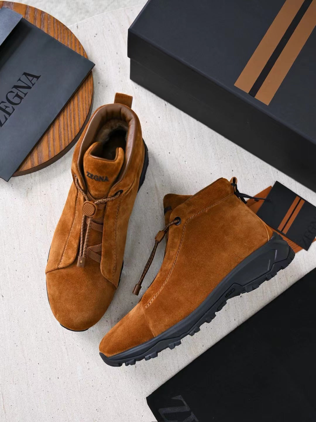 Zegna Herren Wanderboots aus cognacfarbenem Veloursleder mit Vibram-Sohle und Front-Zipper