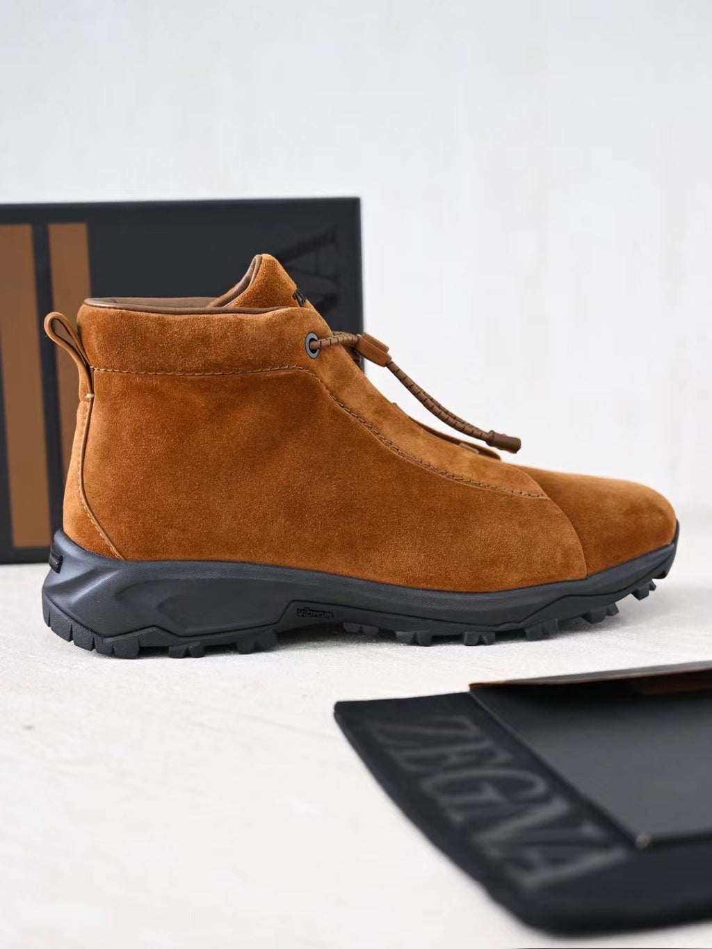 Zegna Herren Wanderboots aus cognacfarbenem Veloursleder mit Vibram-Sohle und Front-Zipper