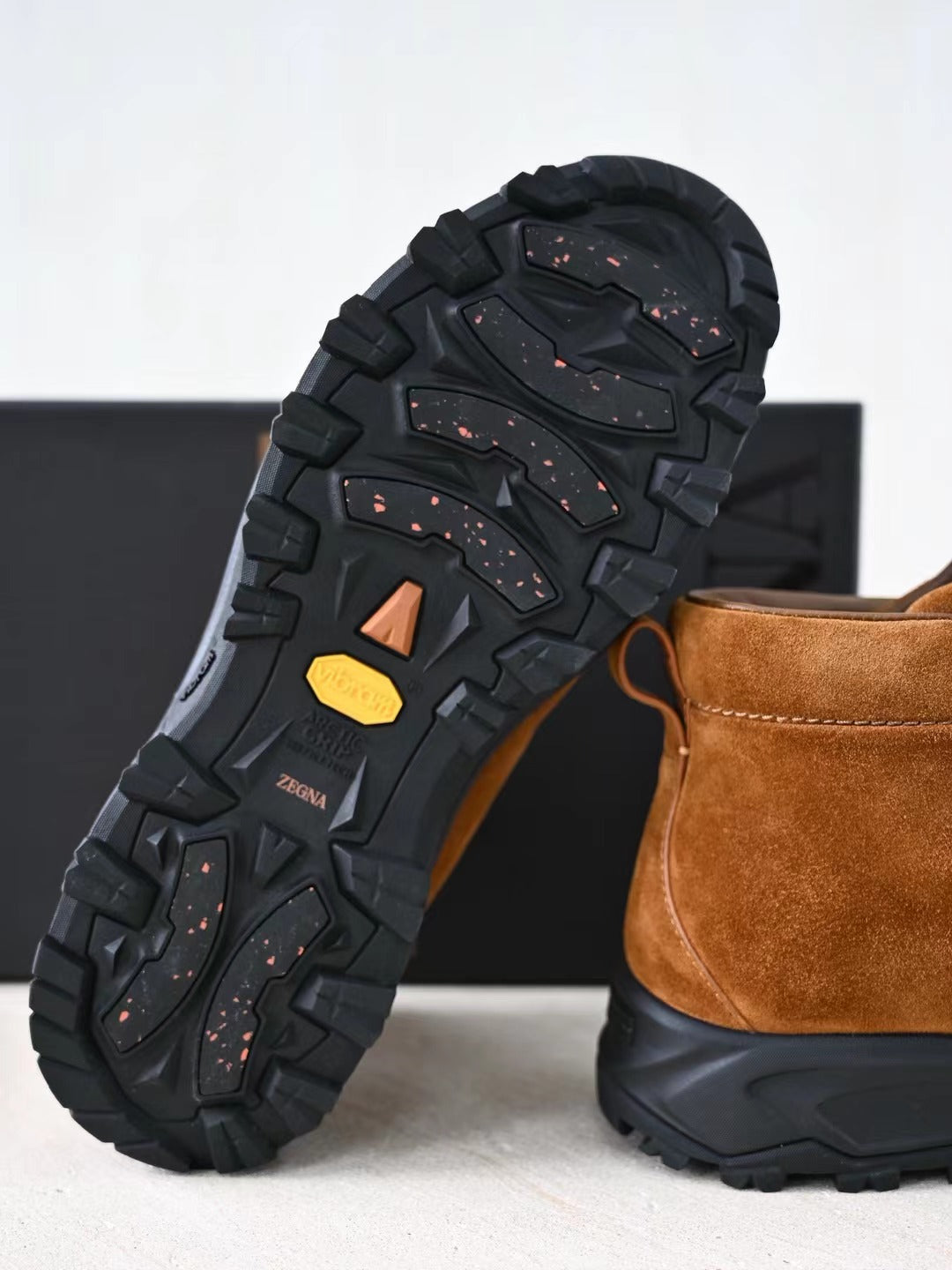 Zegna Herren Wanderboots aus cognacfarbenem Veloursleder mit Vibram-Sohle und Front-Zipper
