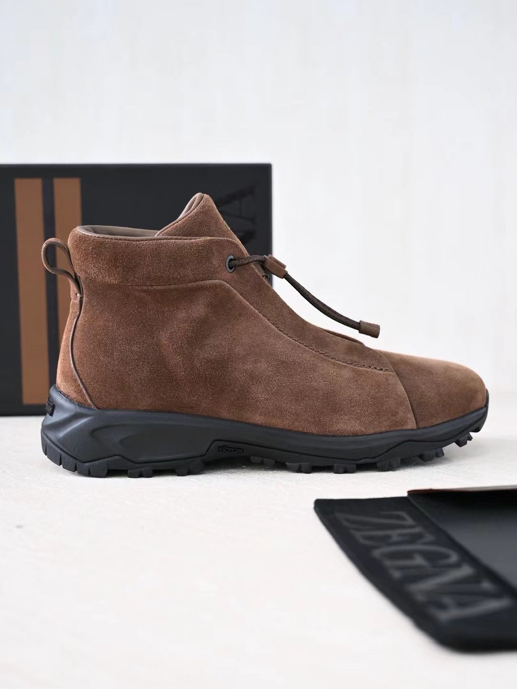 Zegna Herren Wanderboots aus dunkelbraunem Veloursleder mit Vibram-Sohle und Front-Zipper