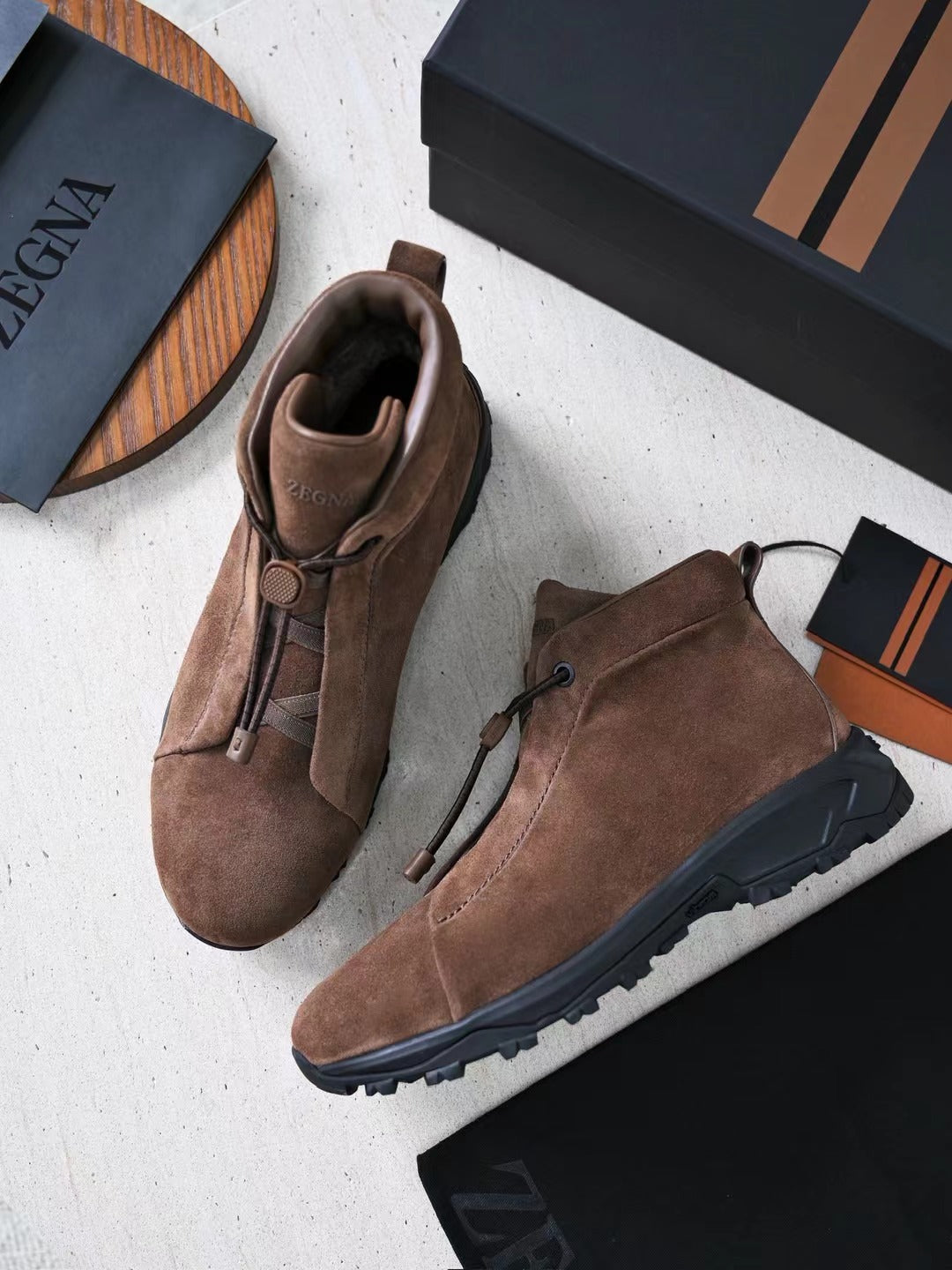 Zegna Herren Wanderboots aus dunkelbraunem Veloursleder mit Vibram-Sohle und Front-Zipper