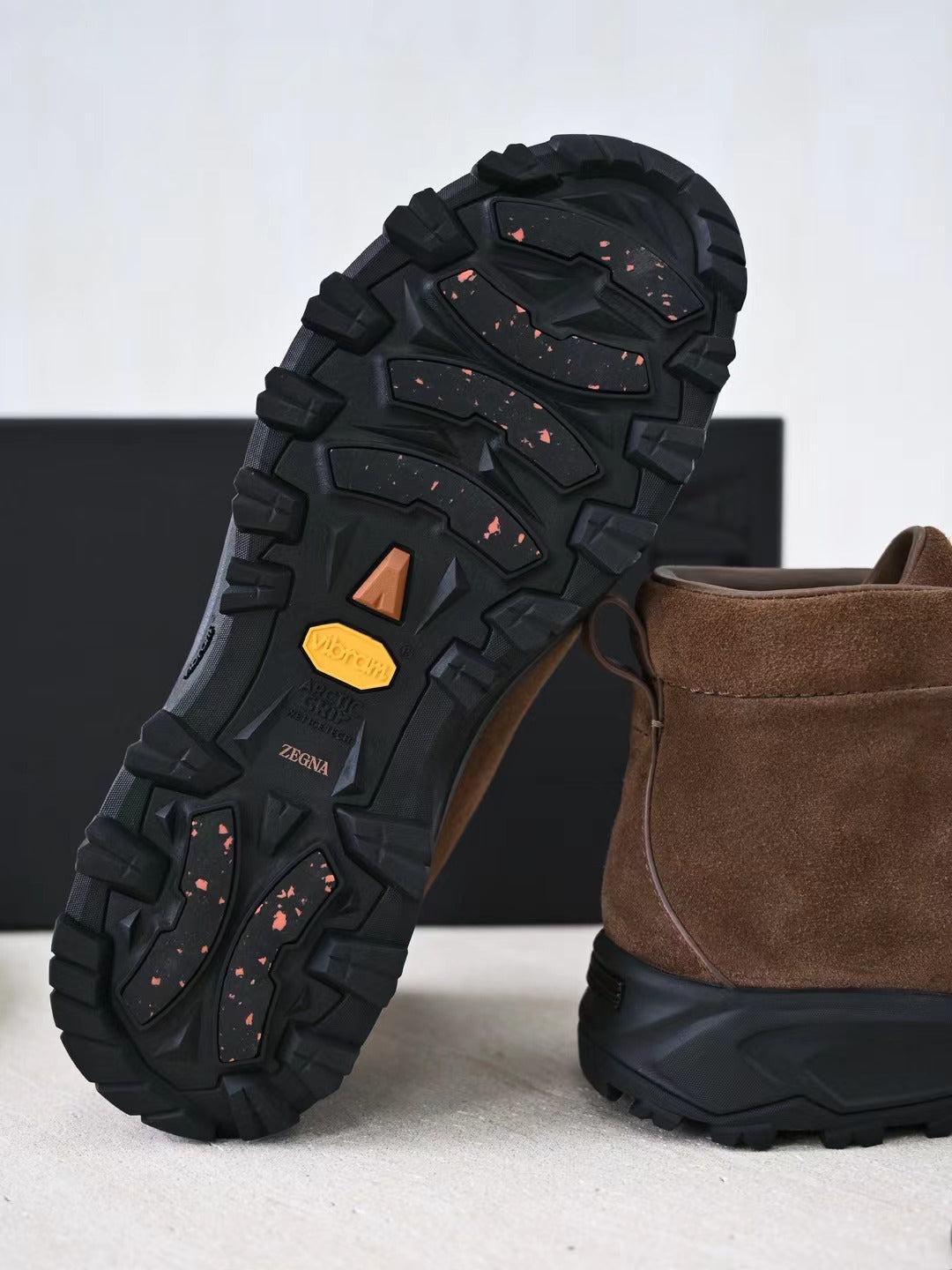 Zegna Herren Wanderboots aus dunkelbraunem Veloursleder mit Vibram-Sohle und Front-Zipper