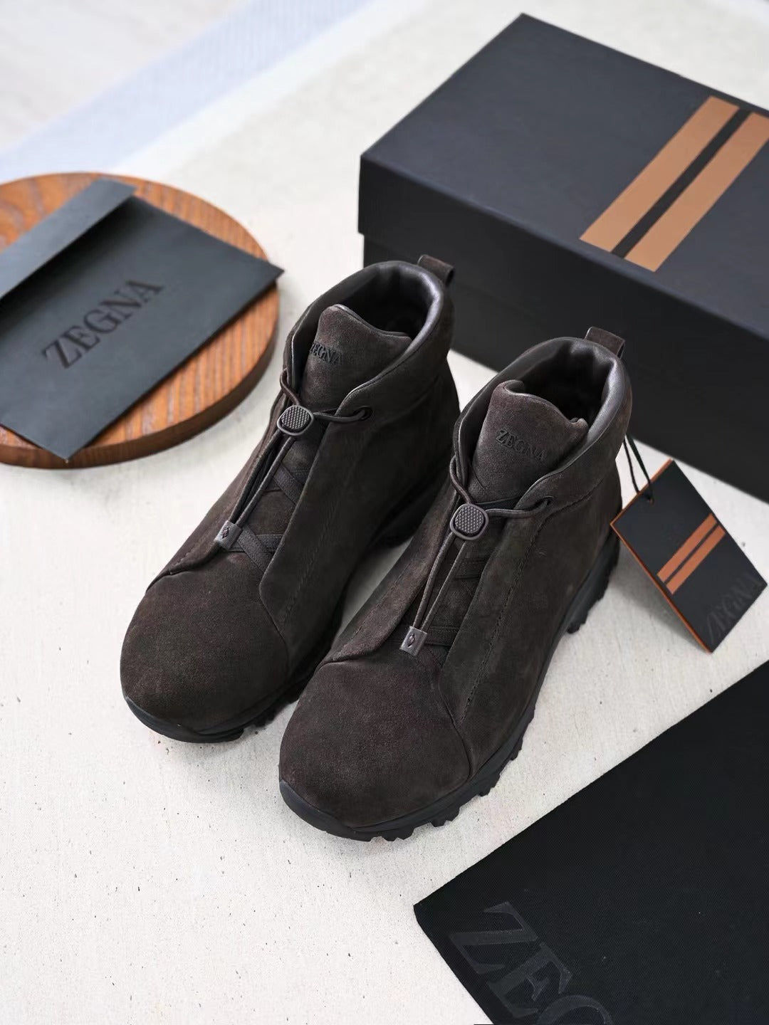 Zegna Wanderboots aus dunkelbraunem Veloursleder mit Vibram-Sohle und Front-Zipper