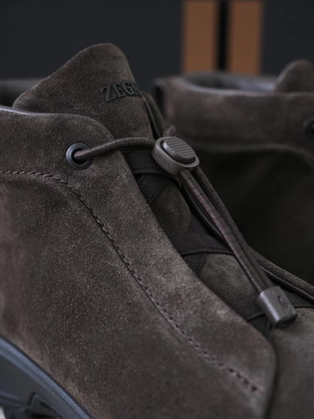 Zegna Wanderboots aus dunkelbraunem Veloursleder mit Vibram-Sohle und Front-Zipper
