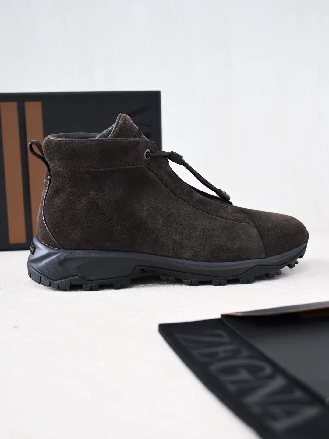 Zegna Wanderboots aus dunkelbraunem Veloursleder mit Vibram-Sohle und Front-Zipper