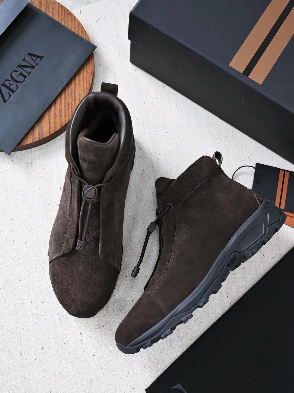 Zegna Wanderboots aus dunkelbraunem Veloursleder mit Vibram-Sohle und Front-Zipper