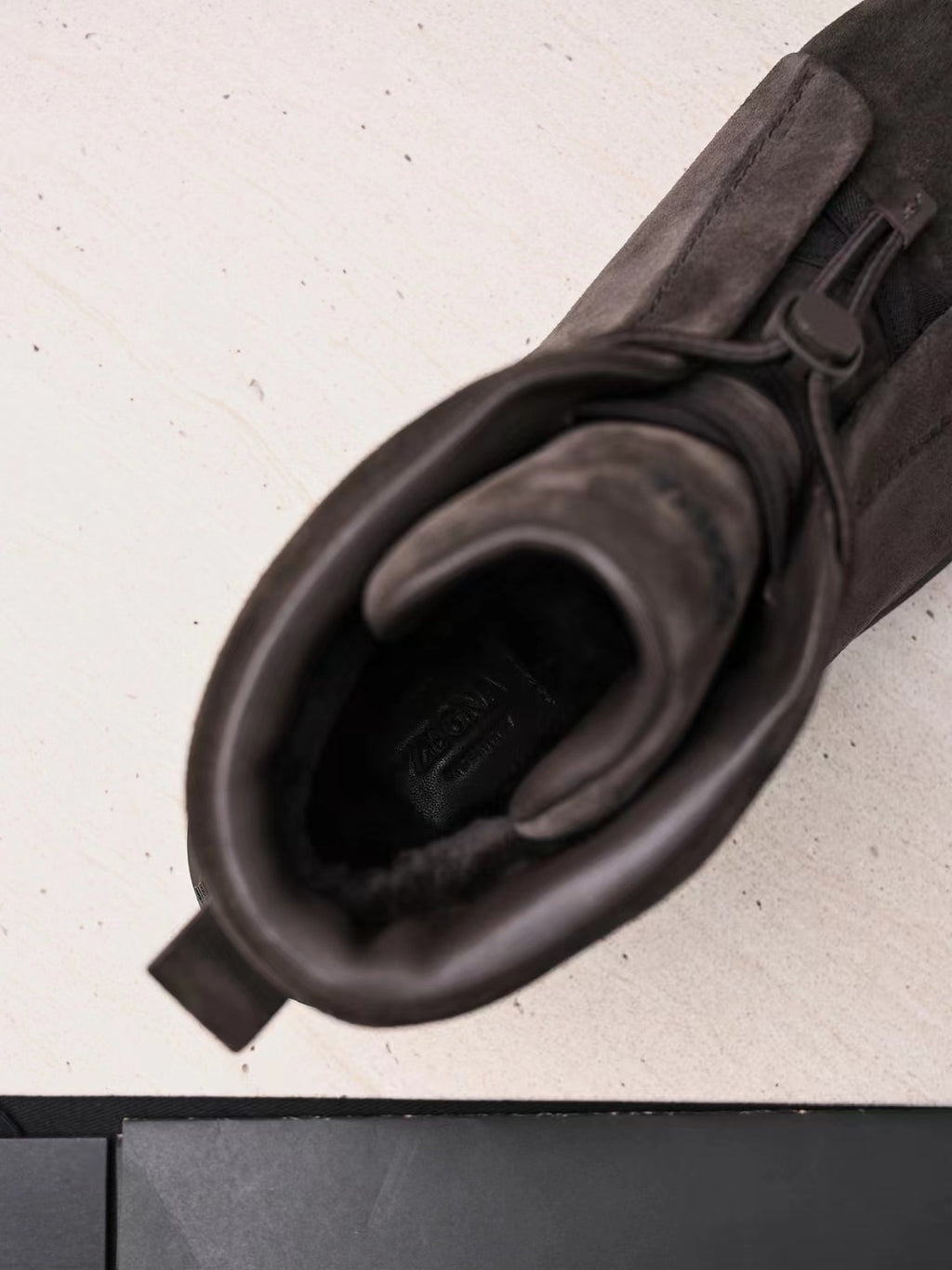 Zegna Wanderboots aus dunkelbraunem Veloursleder mit Vibram-Sohle und Front-Zipper