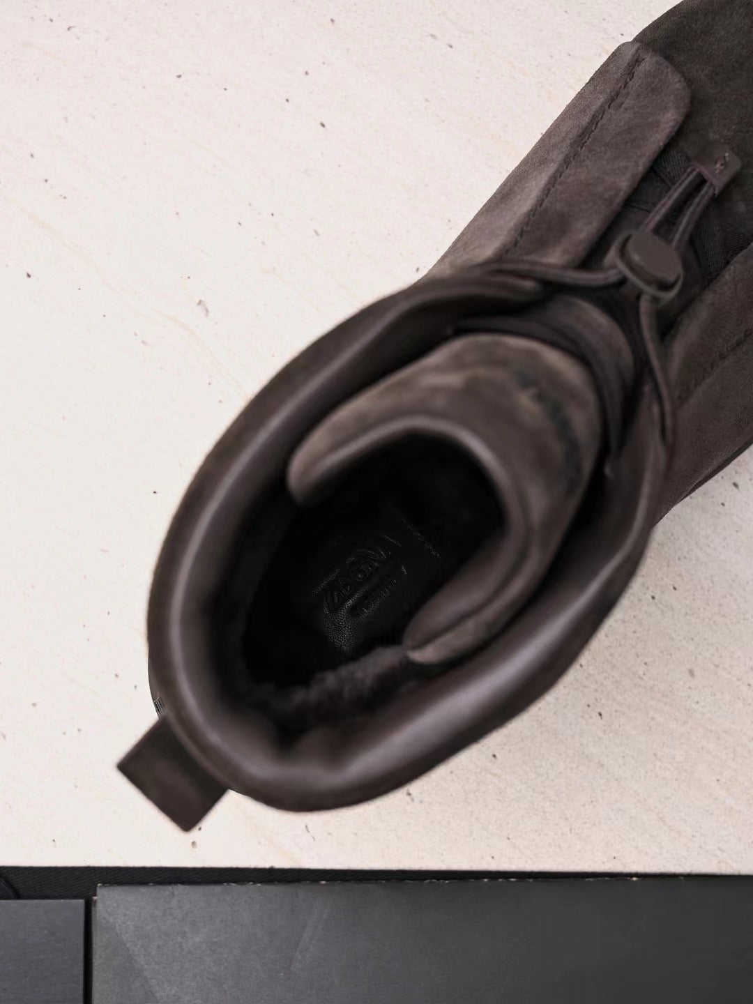 Zegna Wanderboots aus dunkelbraunem Veloursleder mit Vibram-Sohle und Front-Zipper
