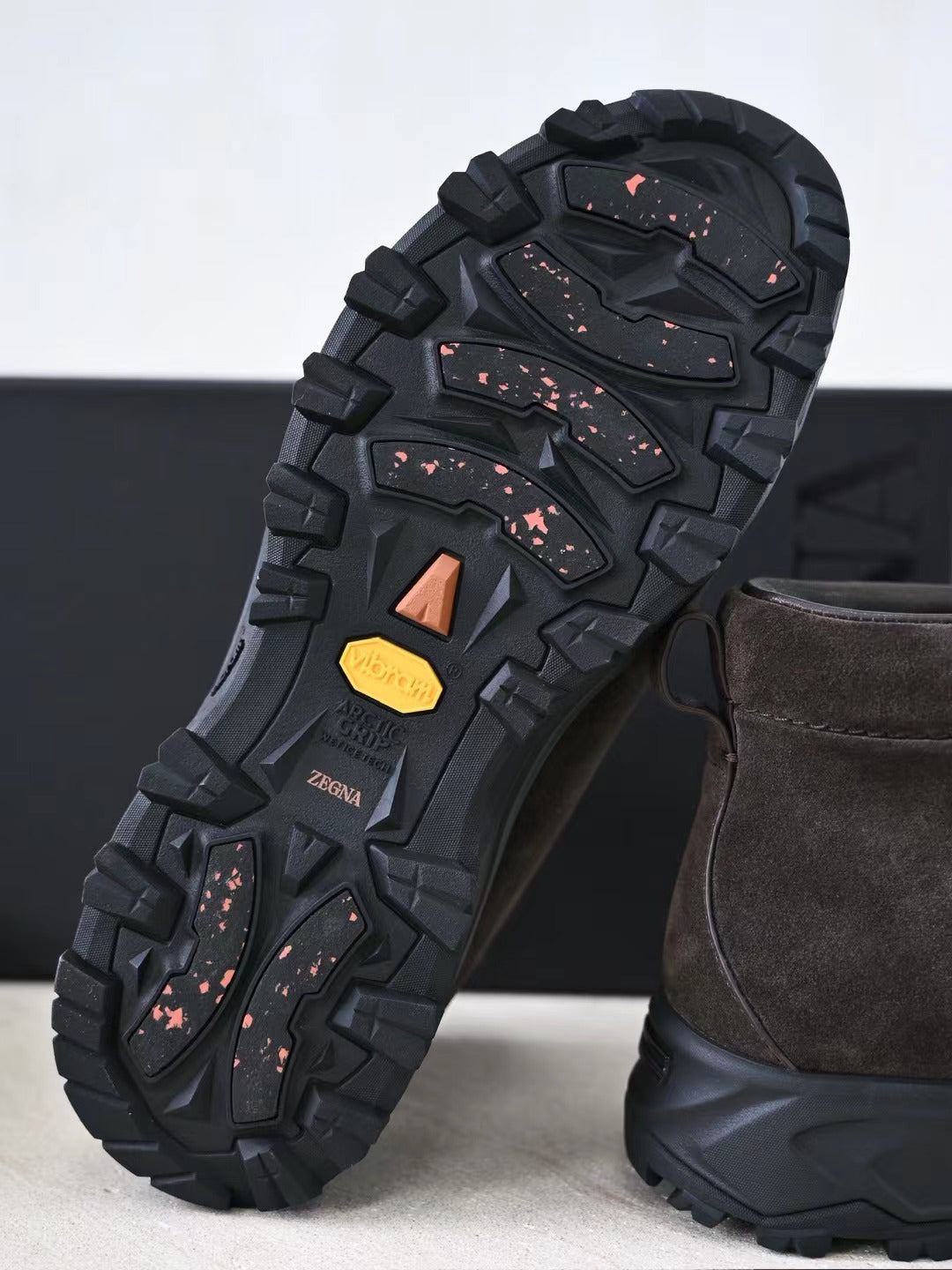 Zegna Wanderboots aus dunkelbraunem Veloursleder mit Vibram-Sohle und Front-Zipper