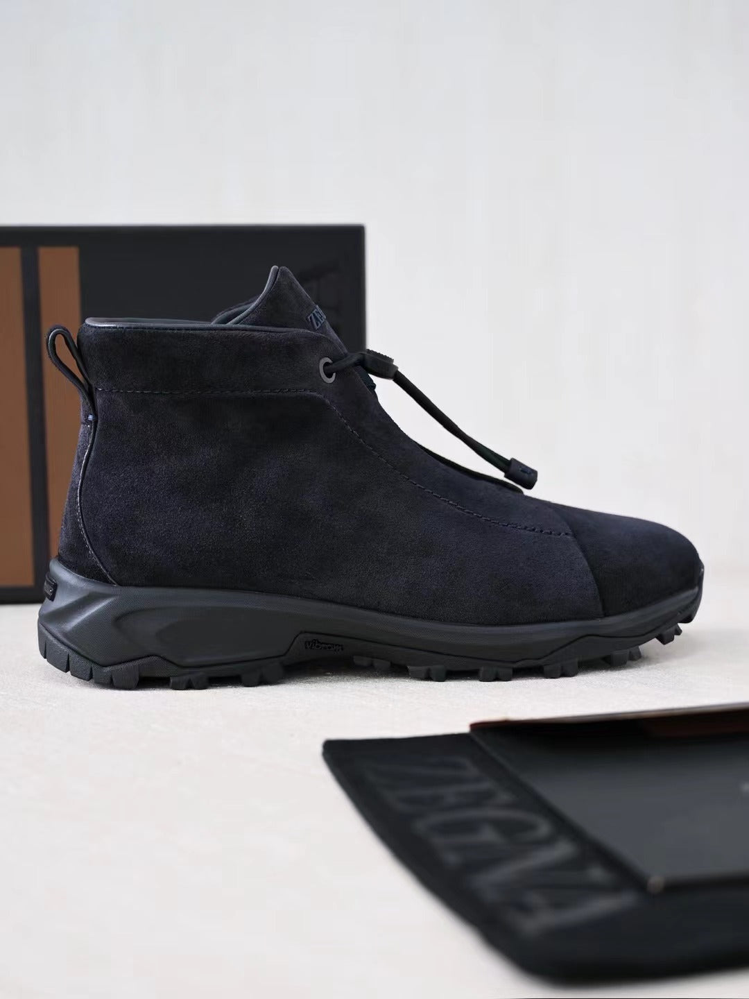 Zegna Herren Wanderboots aus dunkelblauem Veloursleder mit Vibram-Sohle und Front-Zipper