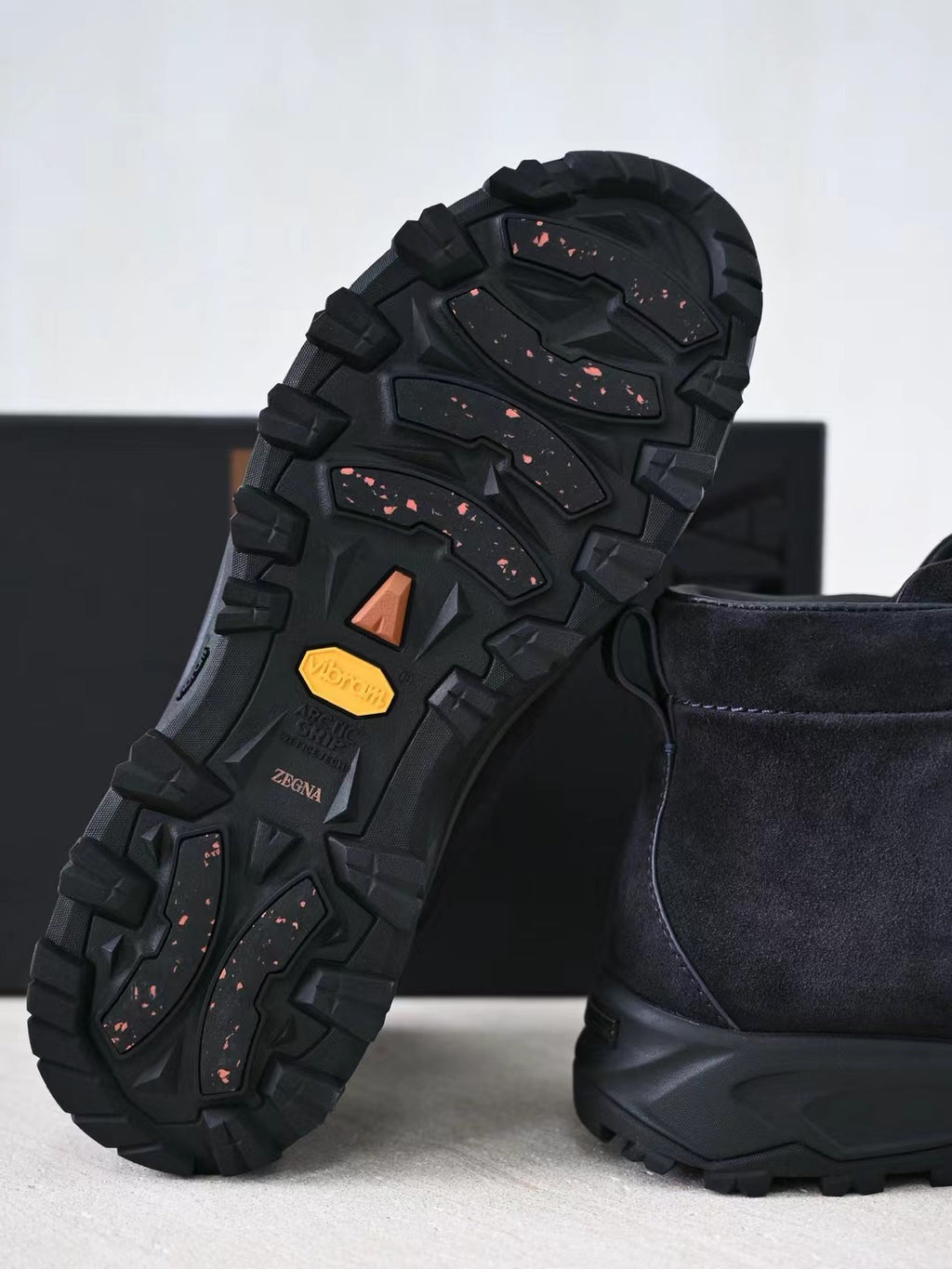 Zegna Herren Wanderboots aus dunkelblauem Veloursleder mit Vibram-Sohle und Front-Zipper