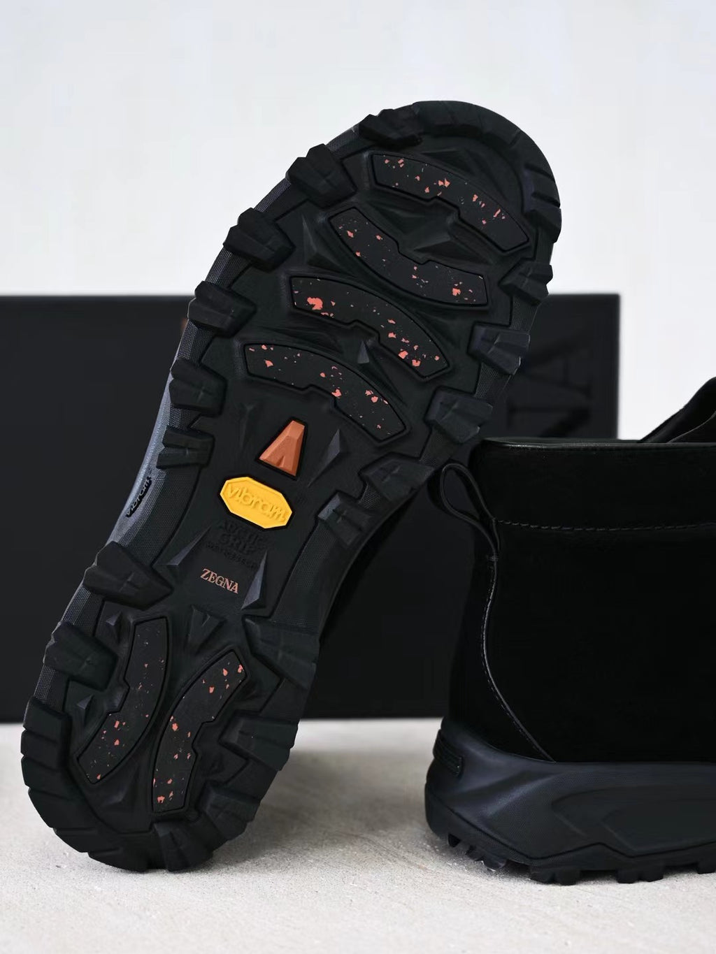 Zegna Herren Wanderboots aus schwarzem Veloursleder mit Vibram-Sohle und Front-Zipper