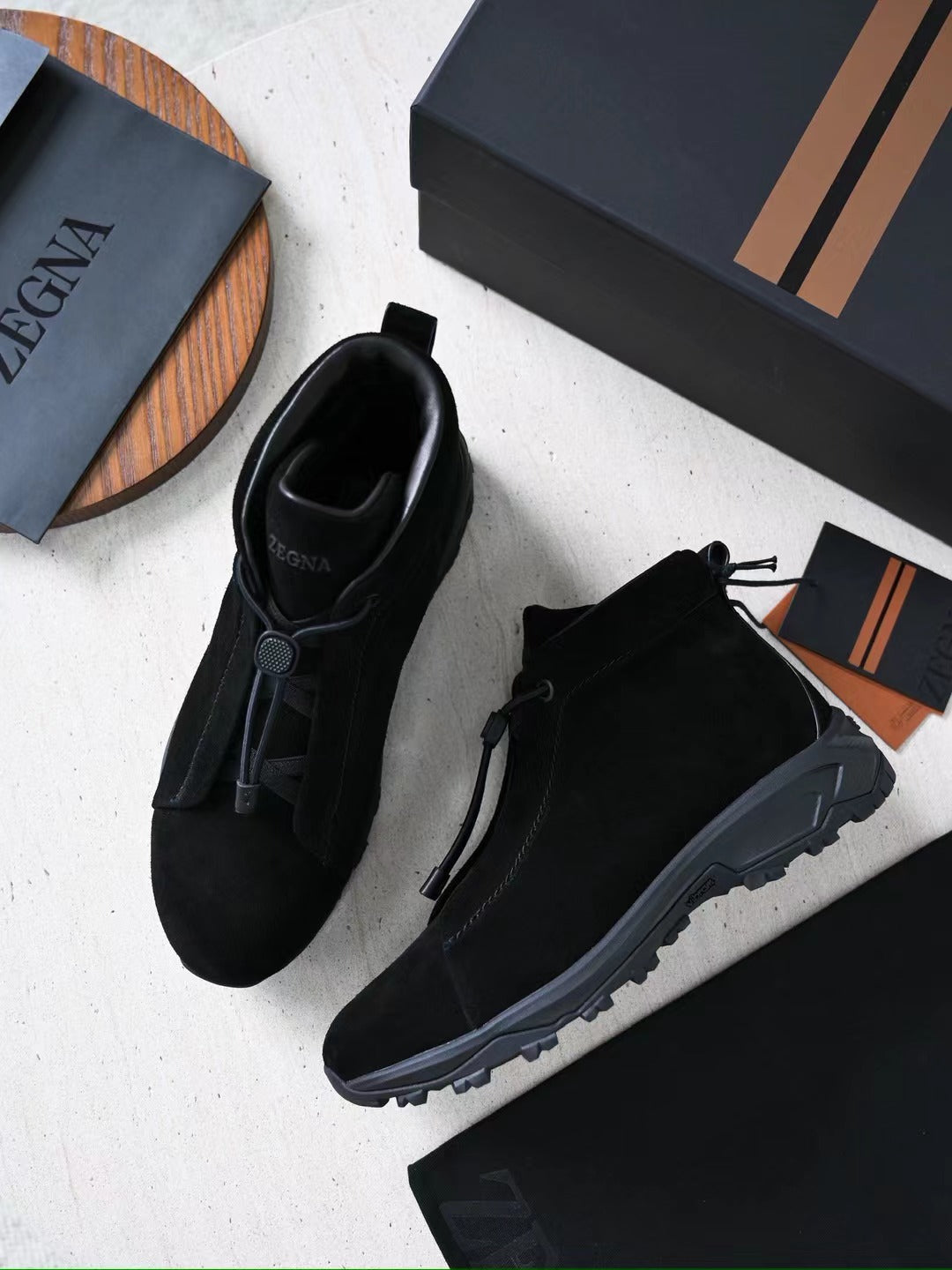 Zegna Herren Wanderboots aus schwarzem Veloursleder mit Vibram-Sohle und Front-Zipper