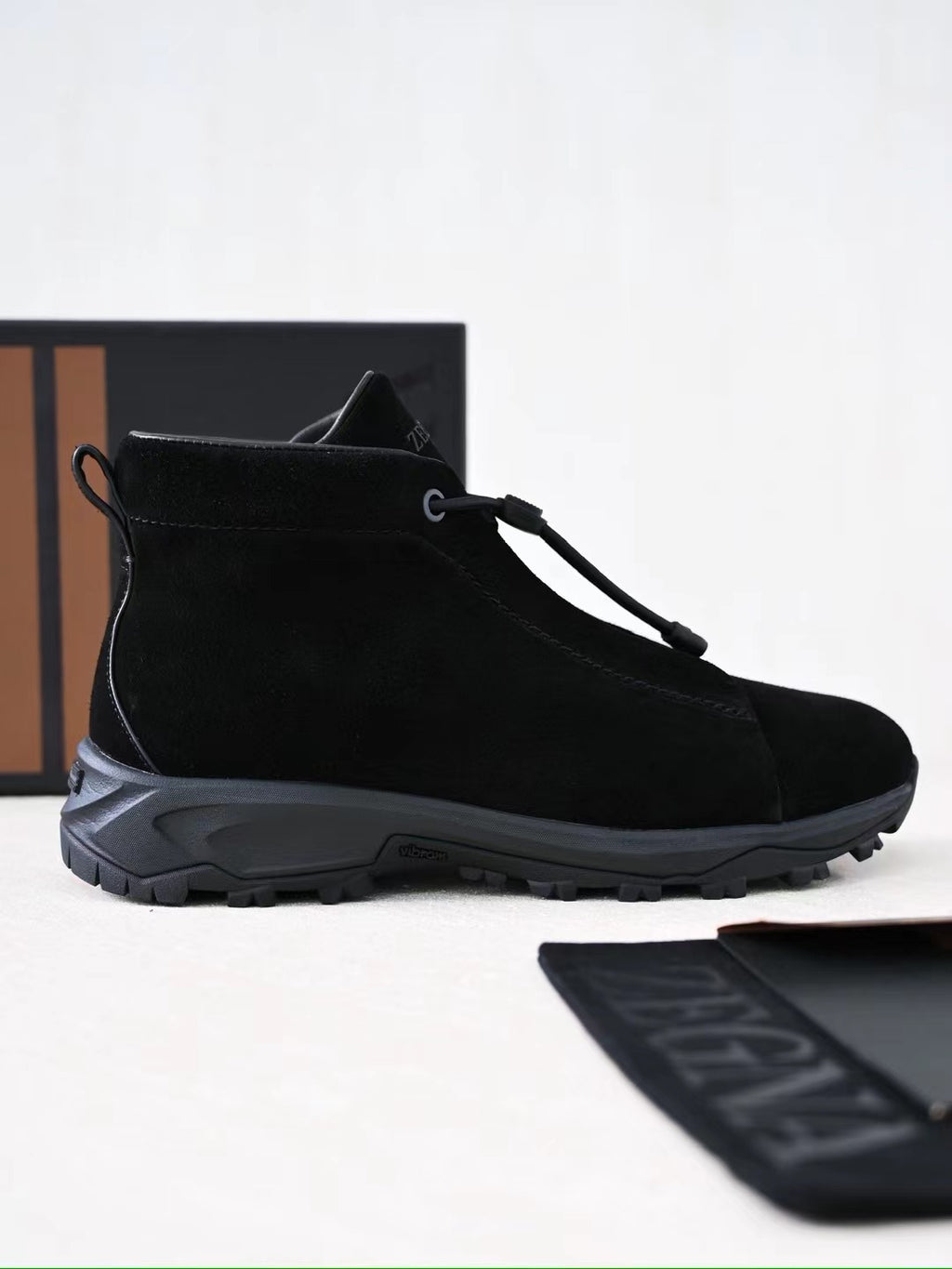 Zegna Herren Wanderboots aus schwarzem Veloursleder mit Vibram-Sohle und Front-Zipper