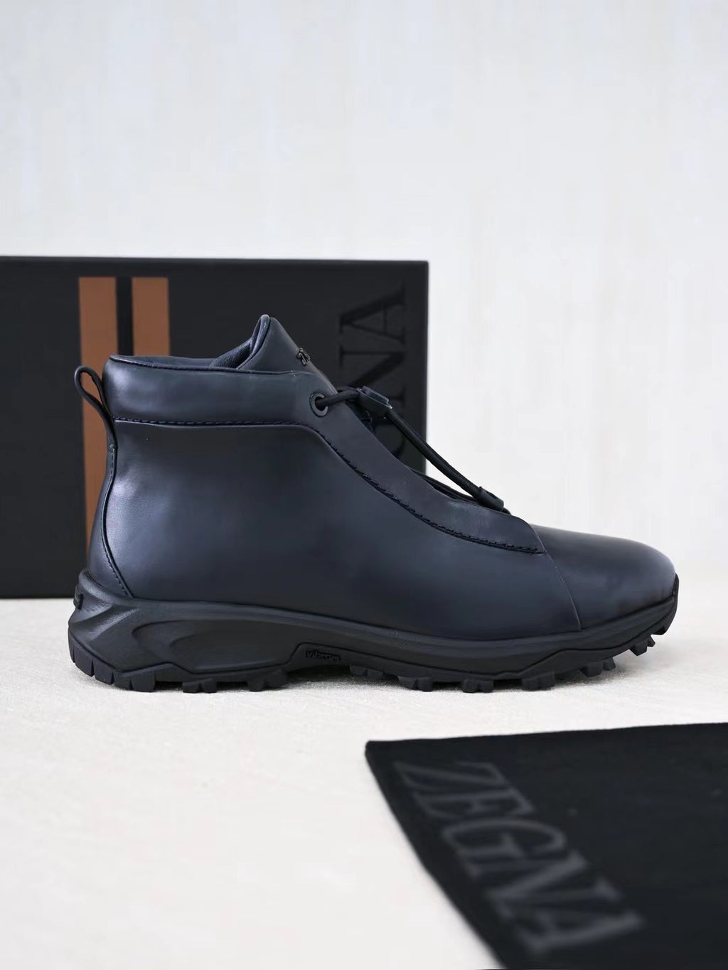 Zegna Herren Wanderboots aus schwarzem Glattleder mit Vibram-Sohle und Front-Zipper