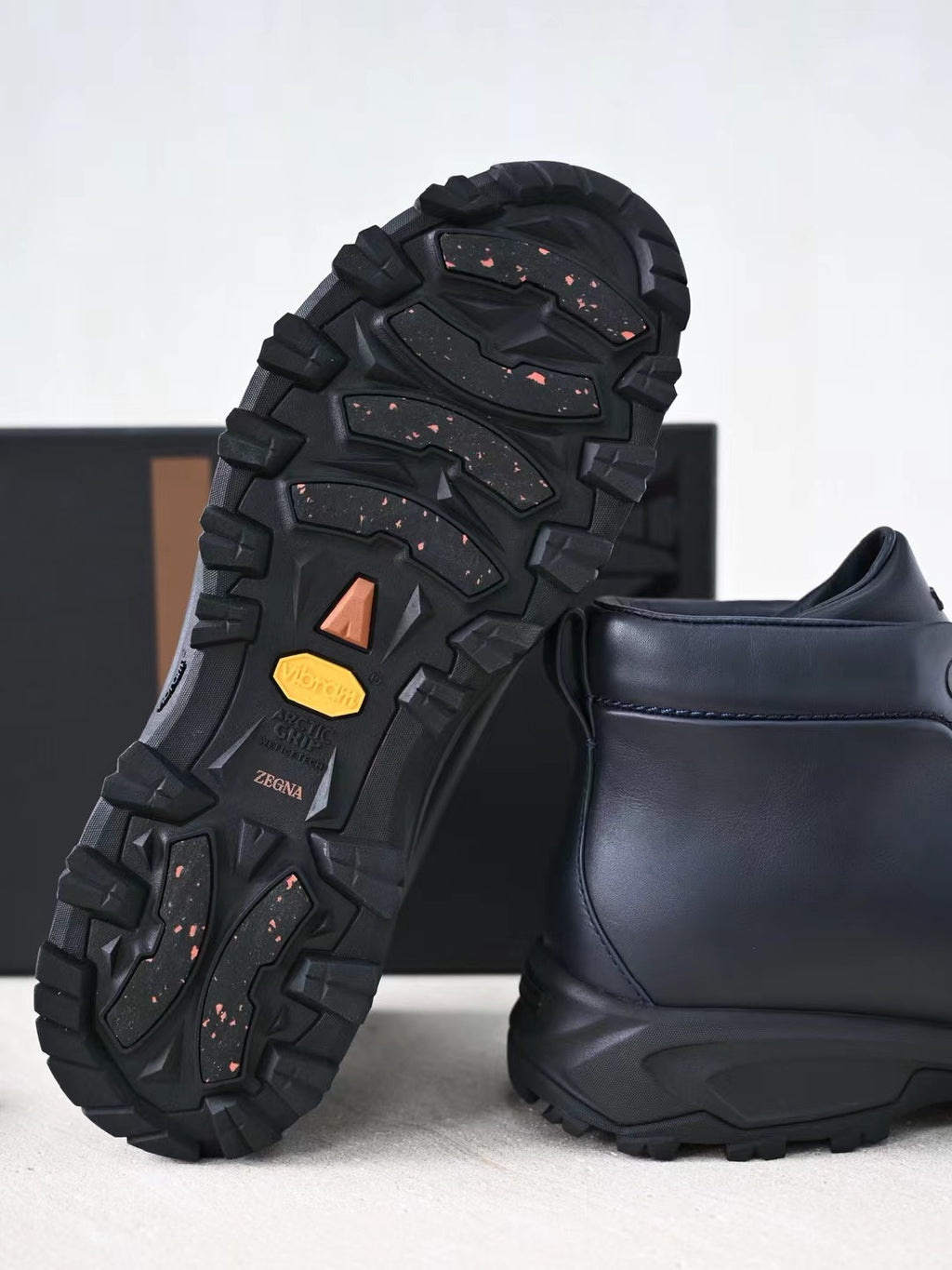 Zegna Herren Wanderboots aus schwarzem Glattleder mit Vibram-Sohle und Front-Zipper