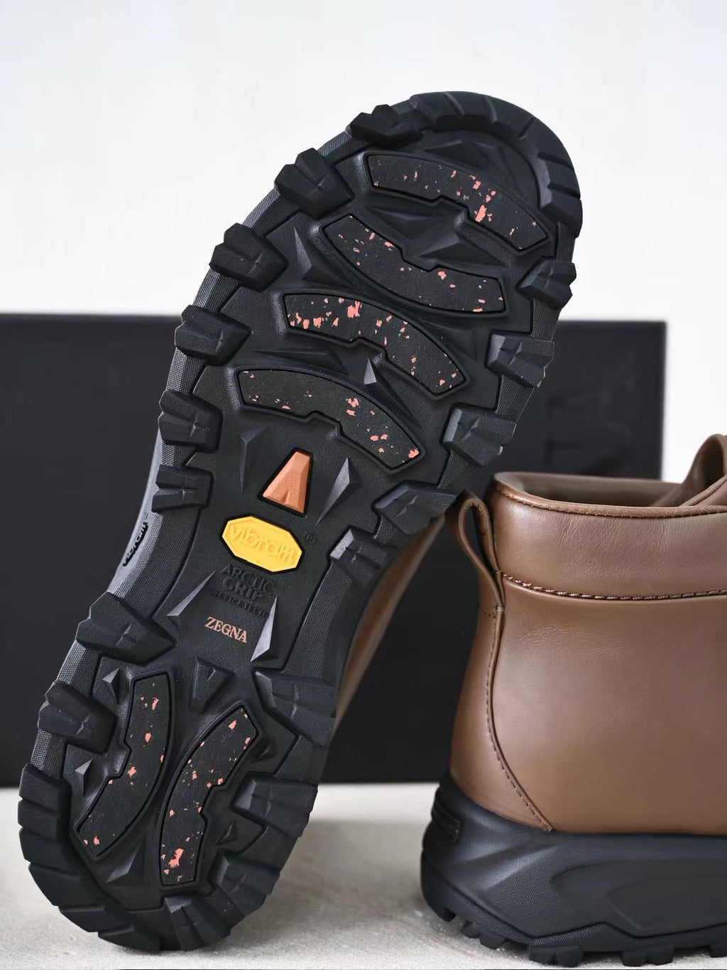 Zegna Herren Wanderboots aus braunem Glattleder mit Vibram-Sohle und Front-Zipper