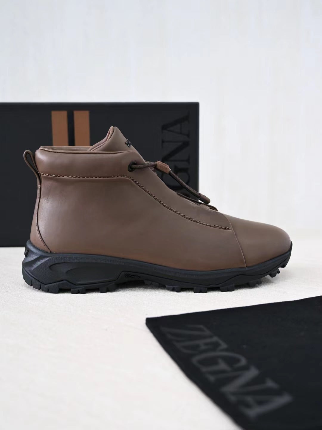 Zegna Herren Wanderboots aus braunem Glattleder mit Vibram-Sohle und Front-Zipper