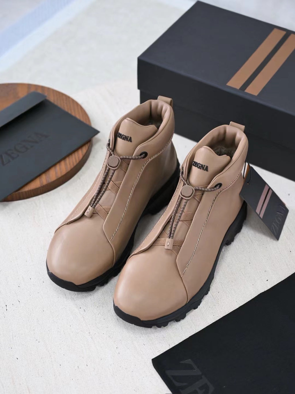 Zegna Wanderboots aus hellbraunem Glattleder mit Vibram-Sohle und Front-Zipper