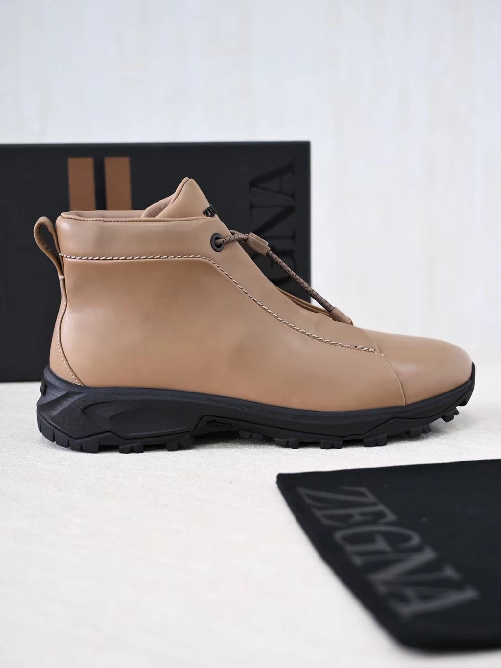Zegna Wanderboots aus hellbraunem Glattleder mit Vibram-Sohle und Front-Zipper