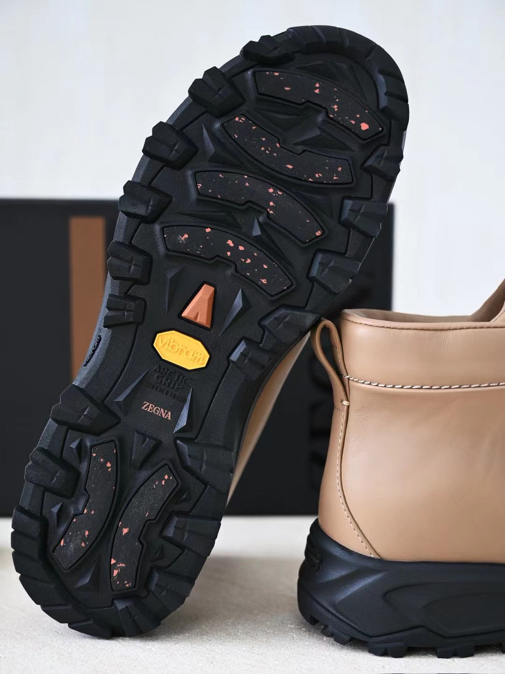 Zegna Wanderboots aus hellbraunem Glattleder mit Vibram-Sohle und Front-Zipper