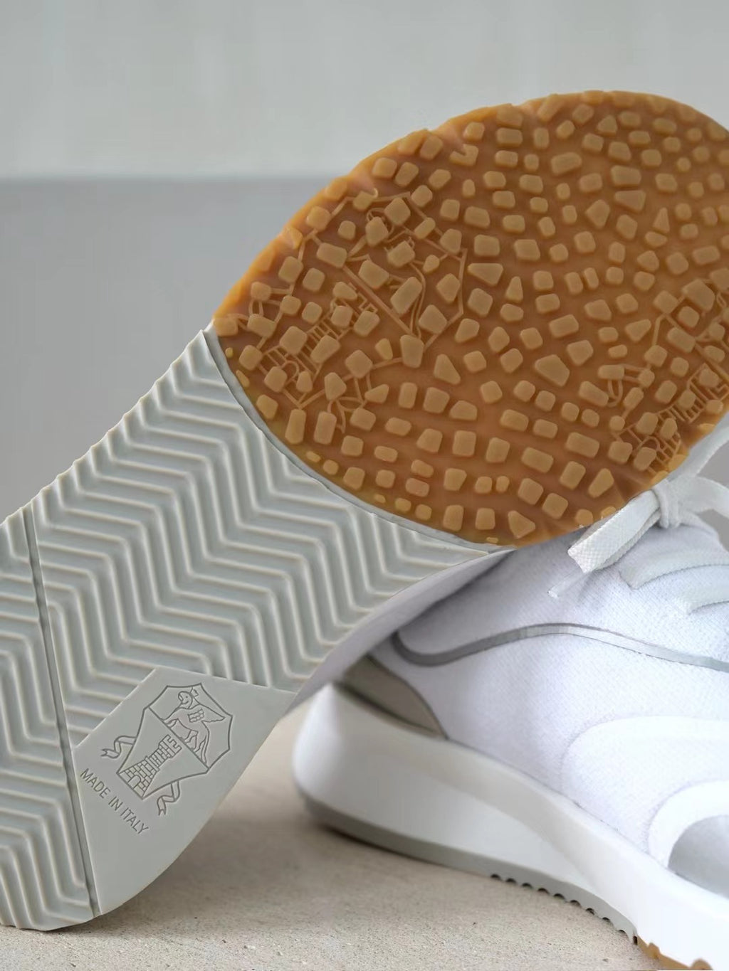 Brunello Cucinelli Herren Sneaker aus weißem Textil mit silbernen Lederdetails und Gummisohle