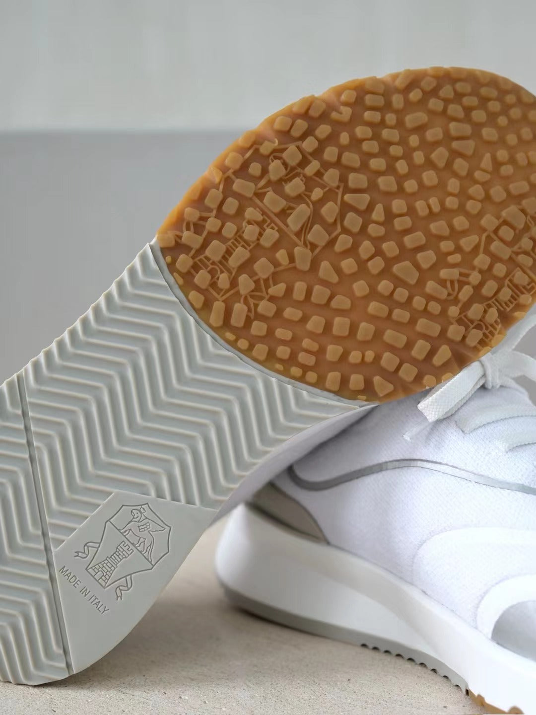 Brunello Cucinelli Herren Sneaker aus weißem Textil mit silbernen Lederdetails und Gummisohle